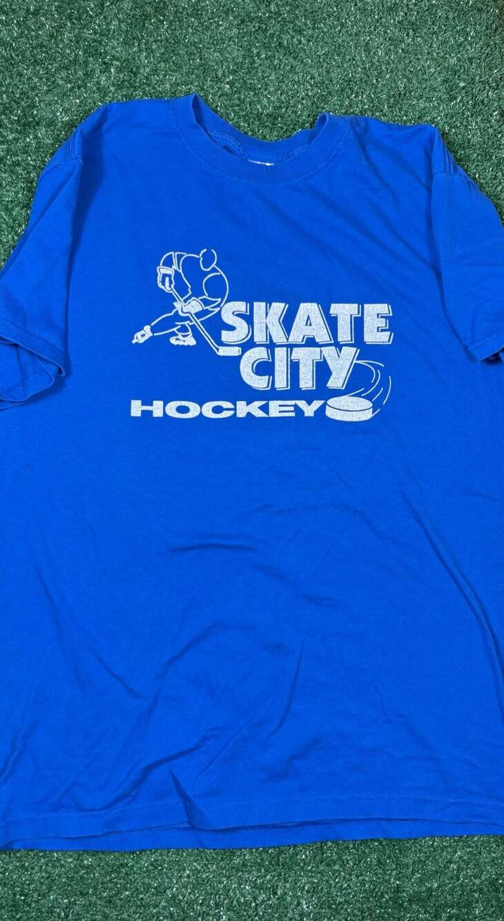 Fruit of the Loom Skate City Hockey T-Shirt Size L Blue Number 8